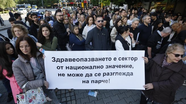 Млади лекари и медицински сестри протестират с искане за по-високи заплати