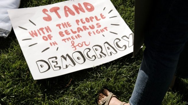 Има по-големи заплахи за демокрацията от Путин и Си Дзинпин