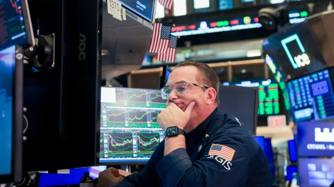 Акциите продължават да поевтиняват в очакване на митата на САЩ