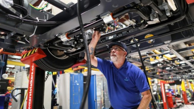 Автомобилното производство във Великобритания се сви до 65-годишно дъно
