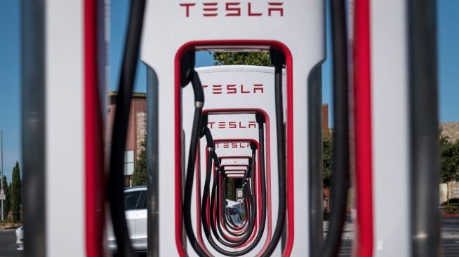 Броят на служителите на Tesla нараства с близо 50% през 2020 г.