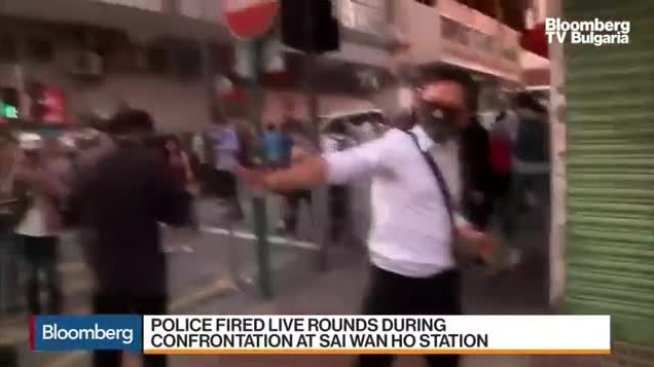 Полицай в Хонконг простреля протестиращ
