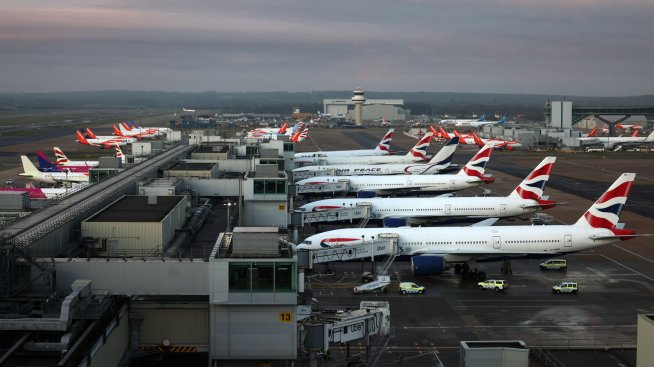 Голям пожар затвори летище "Хийтроу" и наруши полетите в цял свят