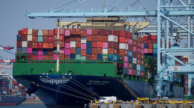 Търговският излишък на Китай надхвърли 1 трлн. долара след възстановяване на износа