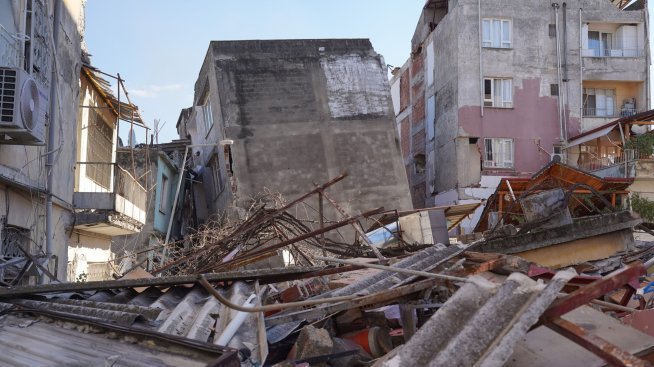 Турските власти започнаха арести по обвинения за некачествено строителство