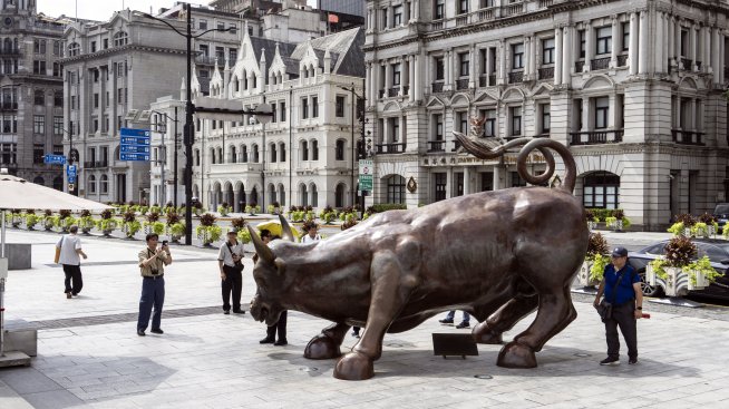 Китайският индекс CSI 300 затвори с ръст от близо 2% след колеблива сесия