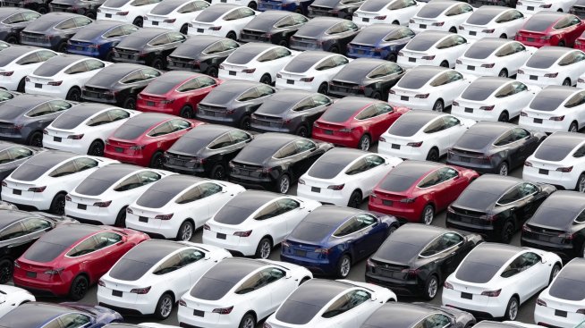 Tesla достави рекордните 405 278 автомобила през тримесечието, но не постига целта си