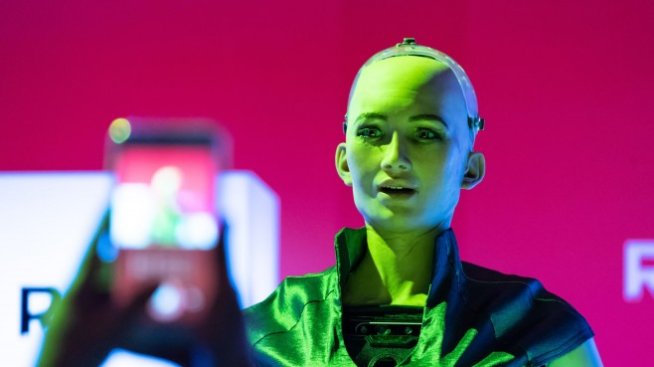 Картина на робота София отива на търг