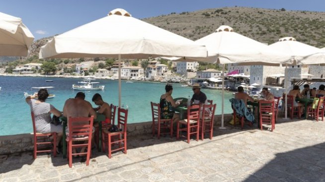 Испания очаква туризмът да се възстанови до половината от нивата преди кризата