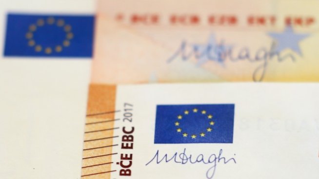 Еврото и паундът изпаднаха в нокдаун