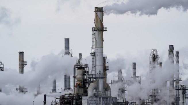 Цената на петрола се стабилизира след сигнал за разхлабване на мерките в Китай*