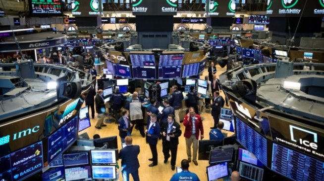 Wall Street започва първата сесия за годината на червено*