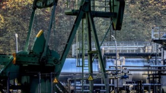 Петролът поевтинява на фона на намаляващото пространство за съхранението му* 