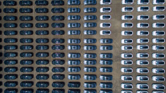 Китайският автомобилен пазар отчита 12 поредни месеца на спад в продажбите