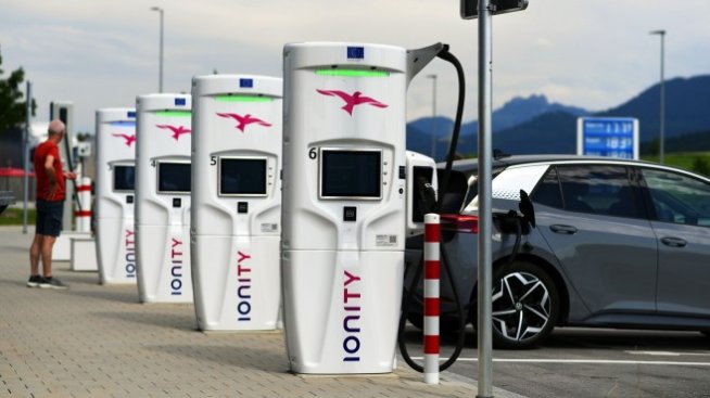 Електромобилната битка между Volkswagen и Tesla минава и през зарядните станции