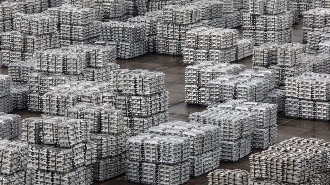 Износът на Китай надминава прогнозите, но намаляващият внос буди притеснения