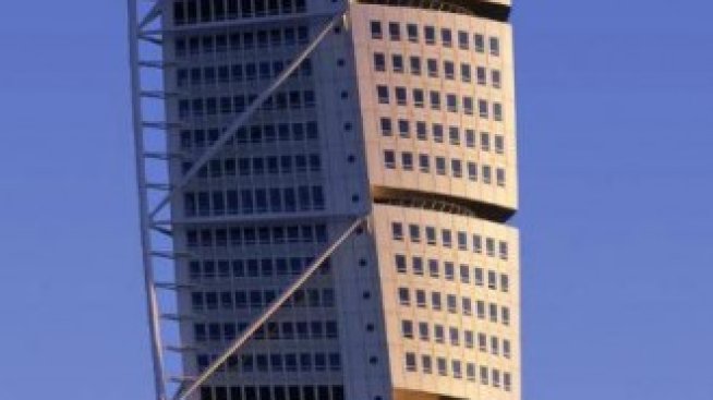 Втората по височина жилищна кула в Европа е обявена за продан