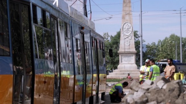 От днес се възстановява движението на трамваите през площад „Руски паметник” 
