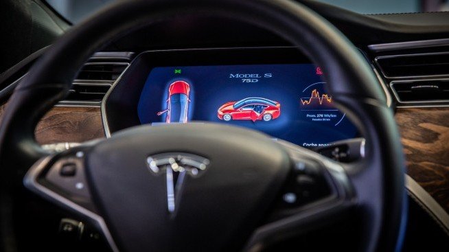 Икономическият министър: Преговаряме за завод с Tesla