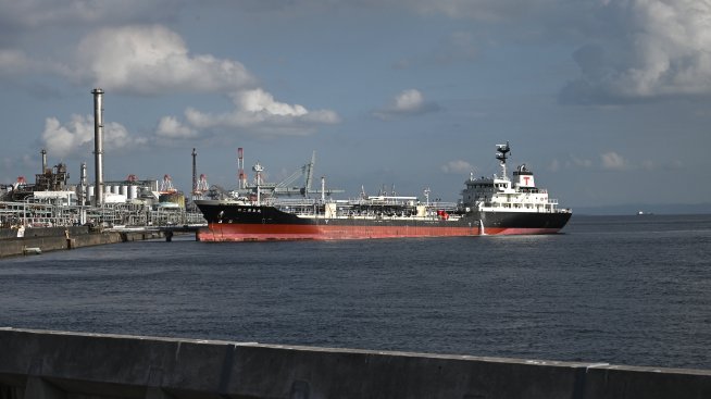 Празни танкери идват на помощ в битката с корабната криза в петролния сектор