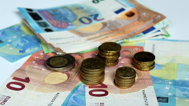 Правителството няма да замразява минималната работна заплата на 620 евро 