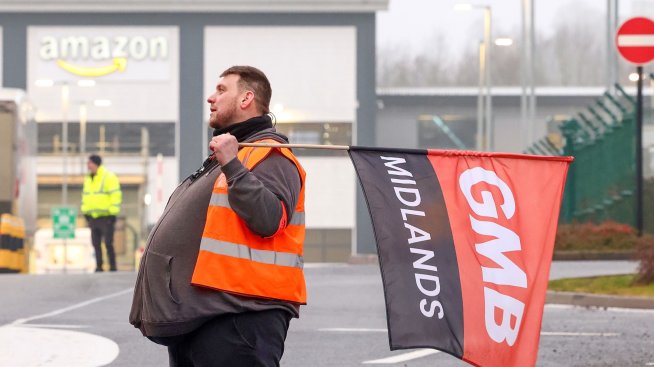 Служители на Amazon във Великобритания: С роботите се отнасят по-добре