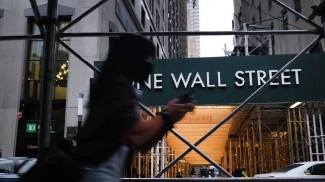 Dow изтри 260 пункта след нов спад при технологиите