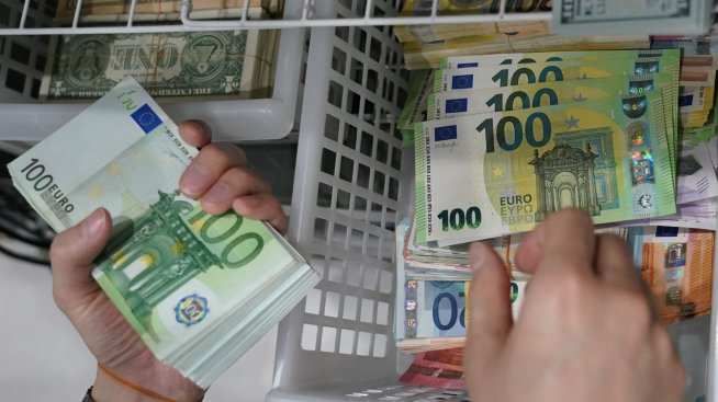 Еврото потъна до ново 20-годишно дъно