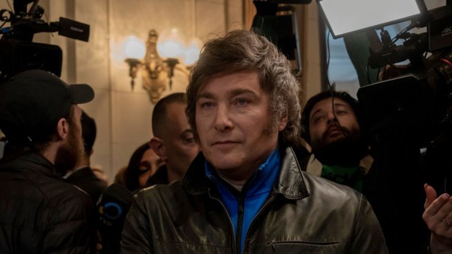 Антисистемният кандидат Хавиер Милей печели над 30% в предварителния вот в Аржентина