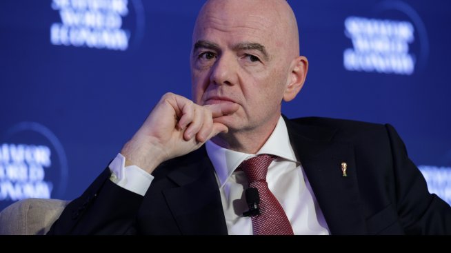 Вицепрезидент на ФИФА оттегля подкрепата си за Инфантино заради отстраняването на Кевин Ламур