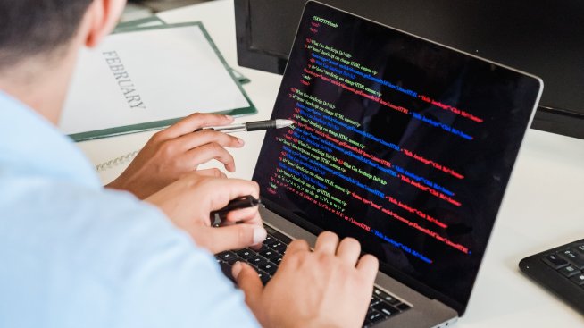 Как технологиите могат да помогнат за задържането на младите хора в родните им страни?