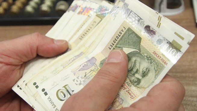 Минималната работна заплата става 933 лева от януари 2024 г., реши кабинетът