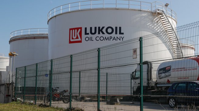 &bdquo;Лукойл&ldquo;: Българската рафинерия не изнася петрол за Украйна