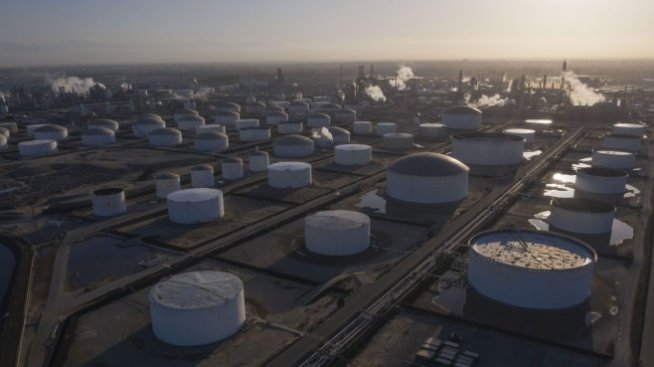 Най-големият вносител на петрол в света може да остане без място за съхранение