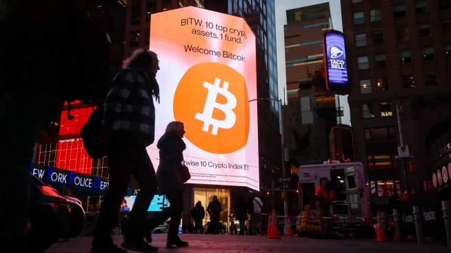 Биткойнът спечели Wall Street и сега си плаща цената