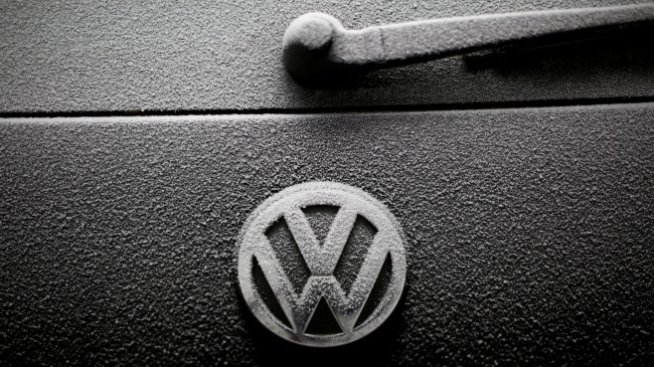 Volkswagen намалява заплатата на директора си