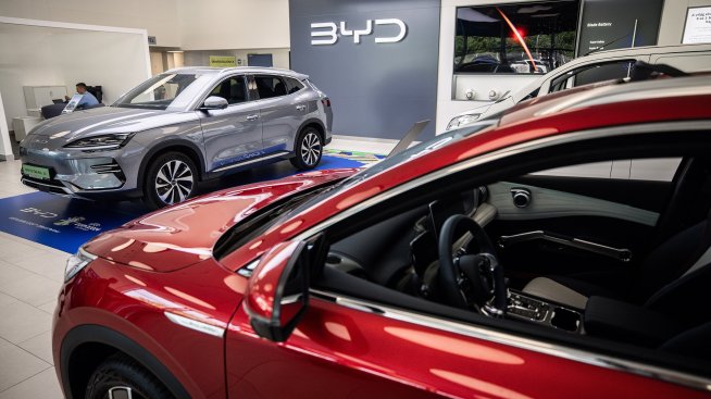 Китайската BYD задмина Tesla по продажби за миналата година