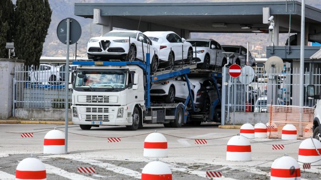 Автопроизводителите залагат на собствените си работници в логистичния ребус