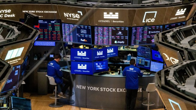 Щатските индекси поеха надолу след новите заплахи на Тръмп за мита