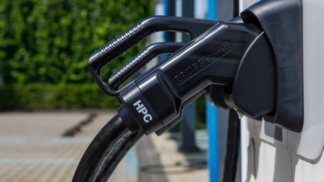 Mercedes и Starbucks ще си партнират в изграждането на зарядни станции в САЩ