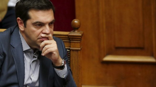 Гръцкият премиер не се яви в парламента в решаващата за страната вечер