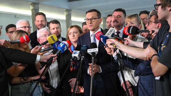 Опозиционата консервативна полска партия PiS се разцепи