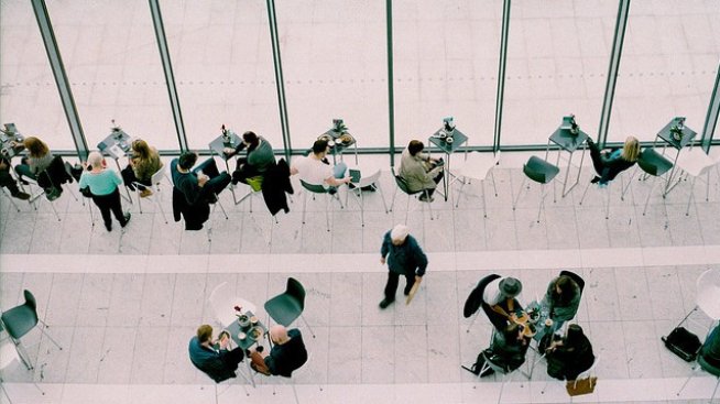 Половината служители имат нужда от обучения за AI в работния процес според експерт