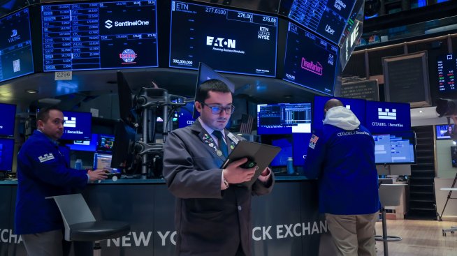 Индексите на Wall Street поеха надолу след поредните търговски заплахи на Тръмп*