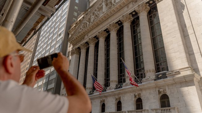 S&P 500 спада за пети пореден ден, Walmart повлече Dow с 200 пункта надолу*