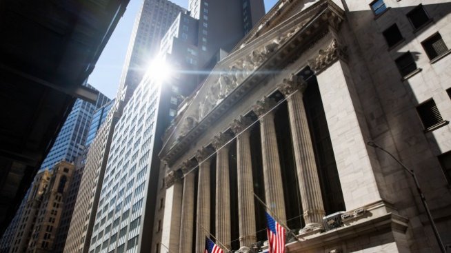 Dow не успя да последва примера на S&P 500 и започва сесията със спад*