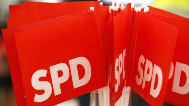 Социалдемократите все още застрашават споразумението на Меркел и Зеехофер