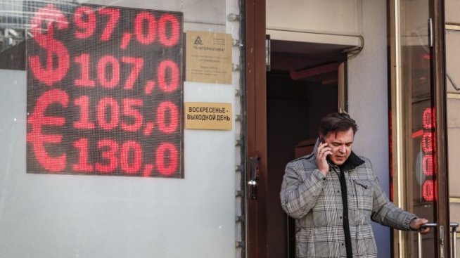 Рублата продължава пропадането си 