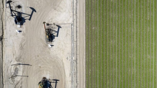 ОПЕК+ продължава и през април скромното увеличение на добива