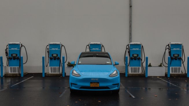 Достъпността на зарядните станции за електромобили в България се подобрява през тази година